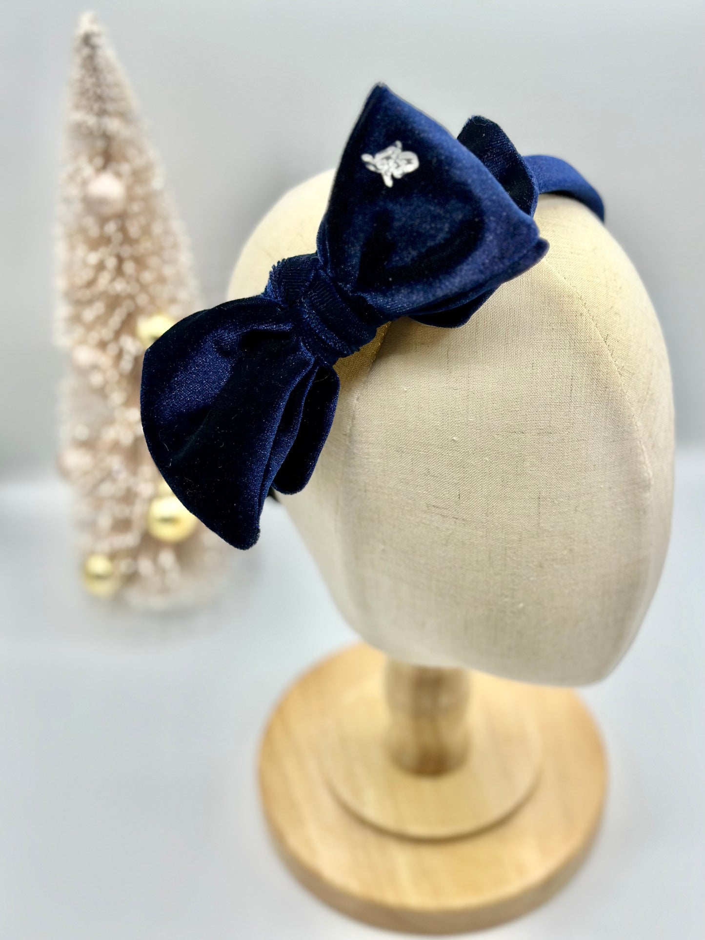 Hard headband with suede bow.